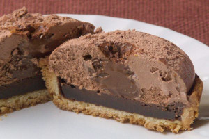 ホイップの中にはチョコソース、タルトの底にはチョコフィリング。