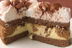 サンドされたクリームはバニラとチョコのマーブル模様。