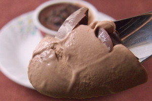 分厚いチョココーティングの下にはココアクルトン入りチョコアイス。