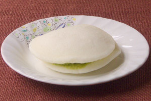 しっとりした真っ白のどら焼き生地。