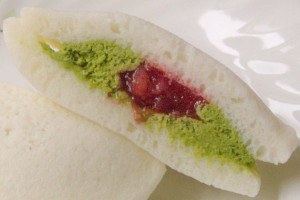 抹茶クリームの中には真っ赤ないちごソース。