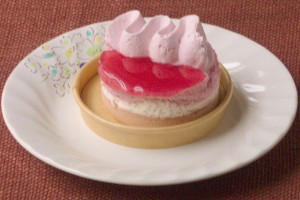 天面を真っ赤なジュレで覆われたケーキ。