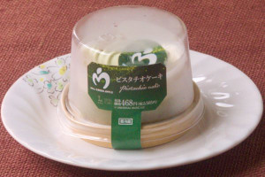 ピスタチオとバニラムースを重ねたケーキ。