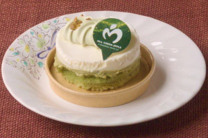 クリーム色のムースとピスタチオクリームの2層仕立て。