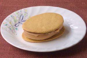 たくさんの斜めの刻み目が細かく並行につけられた、楕円形のビスケット。