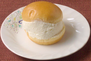 ボリュームある丸パンにたっぷりとホイップをサンド。