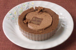 焦げ茶のスポンジに囲まれた、薄茶色のクリーム。