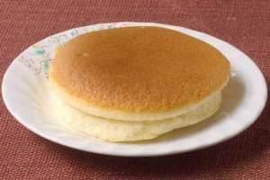 きれいな焼き目のついた、厚手の円盤型シフォン。