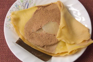 クレープの中にはショコラクリームと、洋梨が2切れ。