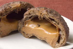 シューの中にはショコラクリームと、とろりキャラメルソース。