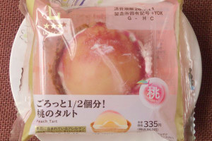 桃がごろっと1/2個乗ったチーズクリームタルト。