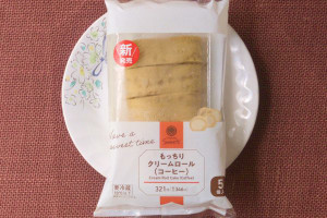 コーヒーホイップをもっちりコーヒー生地で巻いた一口サイズロールケーキ。