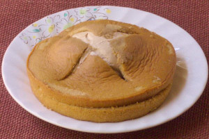 一見大きなどらやきに見える、きれいな焼き目のついた円形の生地。
