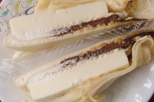 クレープの中にはコーヒーが染み込んだココアスポンジ。