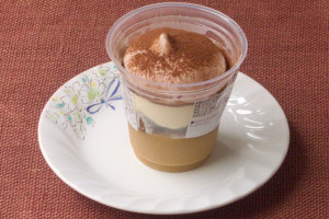 カップの中にはこんもりミルクホイップのドーム。