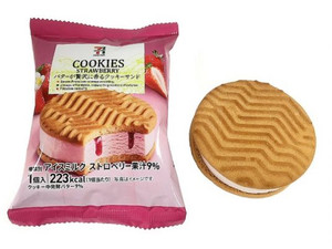 セブンプレミアムバターが贅沢に香るクッキーサンドストロベリー