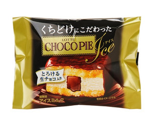 ファミリーマート ロッテ くちどけにこだわったチョコパイアイス 生チョコ入り