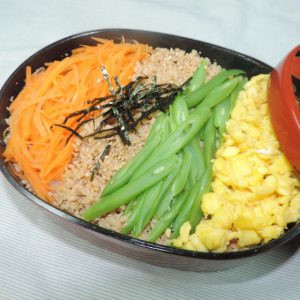 春に一度は食べたい！「鶏そぼろ三色丼」　クスパ