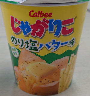 「カルビー じゃがりこ のり塩バター味 カップ52g」のクチコミ画像 by tddtakaさん