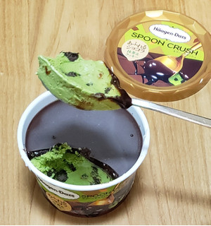 「ハーゲンダッツ ミニカップ スプーンクラッシュ あふれるショコラ 抹茶＆クッキー カップ82ml」のクチコミ画像 by みにぃ321321さん