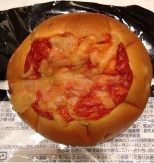 「ファミリーマート RIZAP トマトとチーズのパン」のクチコミ画像 by レビュアーさん