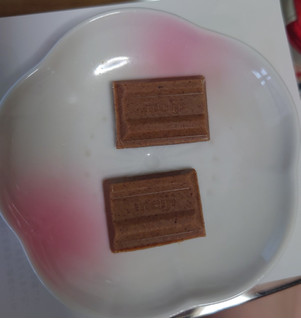 「明治 リッチ黒糖チョコレート 46g」のクチコミ画像 by ももたろこさん