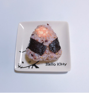 「セブン-イレブン 小さな五穀ごはんおむすび 明太クリームチーズ」のクチコミ画像 by レビュアーさん