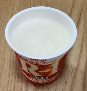 「明治 プロビオヨーグルト R‐1 低脂肪 カップ112g」のクチコミ画像 by みにぃ321321さん