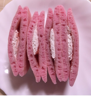 「ファミリーマート ファミマ・ベーカリー いちごパンケーキ いちごジャム＆ホイップ」のクチコミ画像 by ゆるりむさん