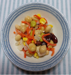「ヤマザキ もう一品 彩りお豆と野菜のサラダ 85g」のクチコミ画像 by hiro718163さん