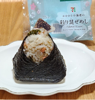 「セブン-イレブン 直巻おむすび おかかと小海老の彩り混ぜめし」のクチコミ画像 by みにぃ321321さん
