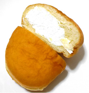 「ヤマザキ ドーナツステーション たっぷりホイップ クリームドーナツ 袋1個」のクチコミ画像 by つなさん