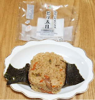 「セブン-イレブン 直巻おむすび 鶏肉と野菜の旨味とり五目」のクチコミ画像 by みにぃ321321さん