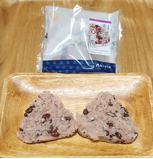 「ローソン 北海道十勝産小豆使用 赤飯おこわおにぎり」のクチコミ画像 by みにぃ321321さん