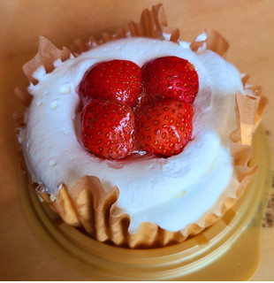 「ローソン Uchi Cafe’ グラン絹白クリームの苺ショート」のクチコミ画像 by ちょこぱんcakeさん