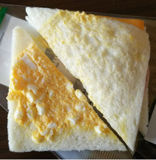 「ファミリーマート ハムチーズたまごサンド」のクチコミ画像 by モーパパさん