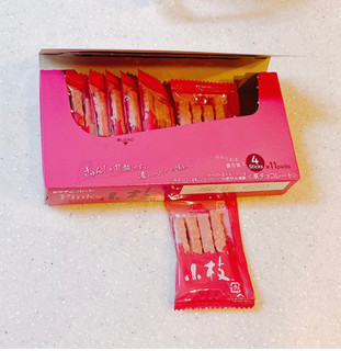 「森永製菓 ピンクの小枝 箱4本×11」のクチコミ画像 by ビーピィさん