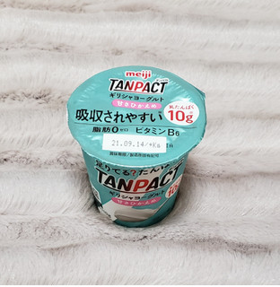 「明治 TANPACT ギリシャヨーグルト 甘さひかえめ カップ125g」のクチコミ画像 by みにぃ321321さん