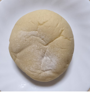 「ファミリーマート ファミマ・ベーカリー たっぷりレアチーズクリームパン」のクチコミ画像 by ゆるりむさん