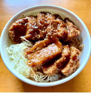 「ローソン 三元豚の厚切りロースソースカツ丼 とんかつ まい泉監修ソース使用」のクチコミ画像 by カスタード ホイップさん