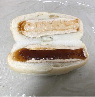 「ヤマザキ ふっくらロールパン 黒蜜クリーム＆きなこホイップ 袋1個」のクチコミ画像 by レビュアーさん