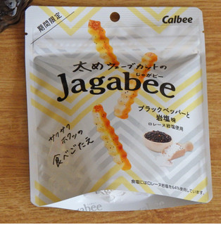 「カルビー 太めウェーブカットのJagabee ブラックペッパーと岩塩 35g」のクチコミ画像 by 7GのOPさん