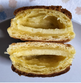 「セブン＆アイ セブンプレミアム プリンみたいな クリームパン 3個」のクチコミ画像 by ゆるりむさん