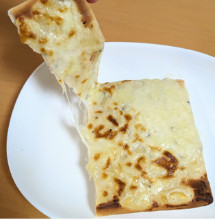 「シャトレーゼ 糖質85％カットのピザ 4種のチーズ 2枚」のクチコミ画像 by はるなつひさん
