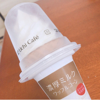 「ローソン Uchi Cafe’ SWEETS 濃厚ミルクワッフルコーン ジャージー牛乳使用 180ml」のクチコミ画像 by えもパンさん
