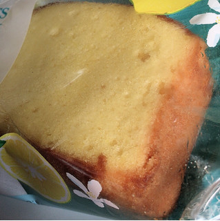 「ファミリーマート FAMIMA CAFE＆SWEETS 三重県産マイヤーレモンのパウンドケーキ」のクチコミ画像 by まえ子んさん