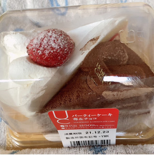 「ローソン Uchi Cafe’ パーティーケーキ 苺＆チョコ 2個」のクチコミ画像 by まえ子んさん