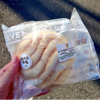 「セブン-イレブン 白バラ牛乳使用のクリームメロンパン」のクチコミ画像 by 果季口さん