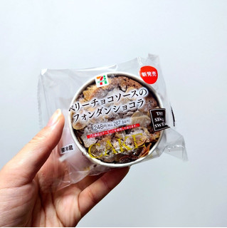 「セブン-イレブン ベリーチョコソースのフォンダンショコラ」のクチコミ画像 by 果季口さん
