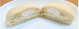 「ファミリーマート ファミマルBakery たっぷりレアチーズクリームパン」のクチコミ画像 by はるなつひさん